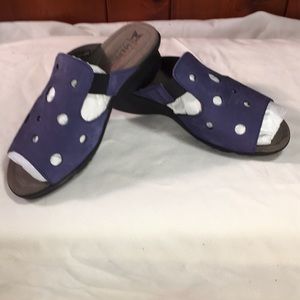 Women’s Mephisto Petula casual sandal. Size 6.